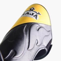 Alternative view of Raja Shin Guards CUT ON (Black/Yellow)